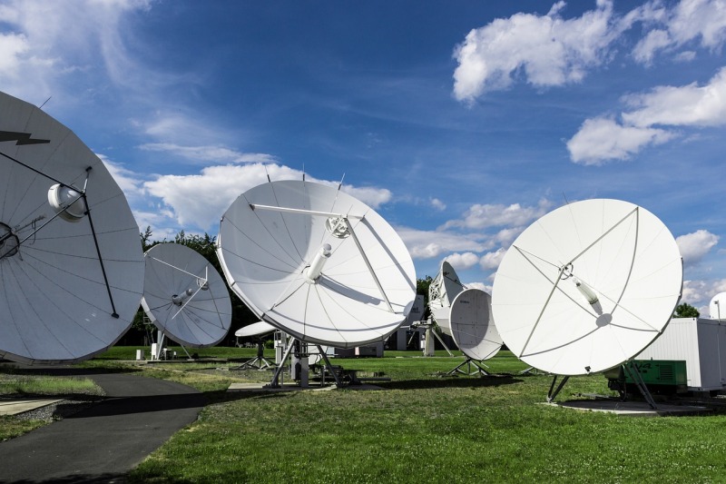 Czym cechuje się antena satelitarna?